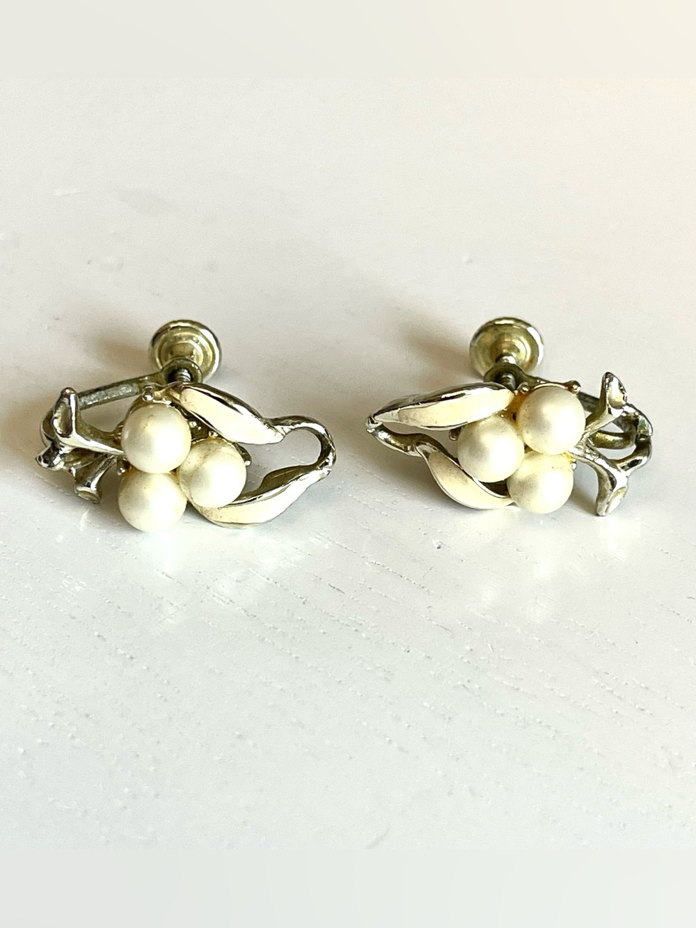 Vintage 1950s Faux Pearl Cluster Screw Back Earrings Silver Tone MCM Retro Chic - Picture 3 of 7